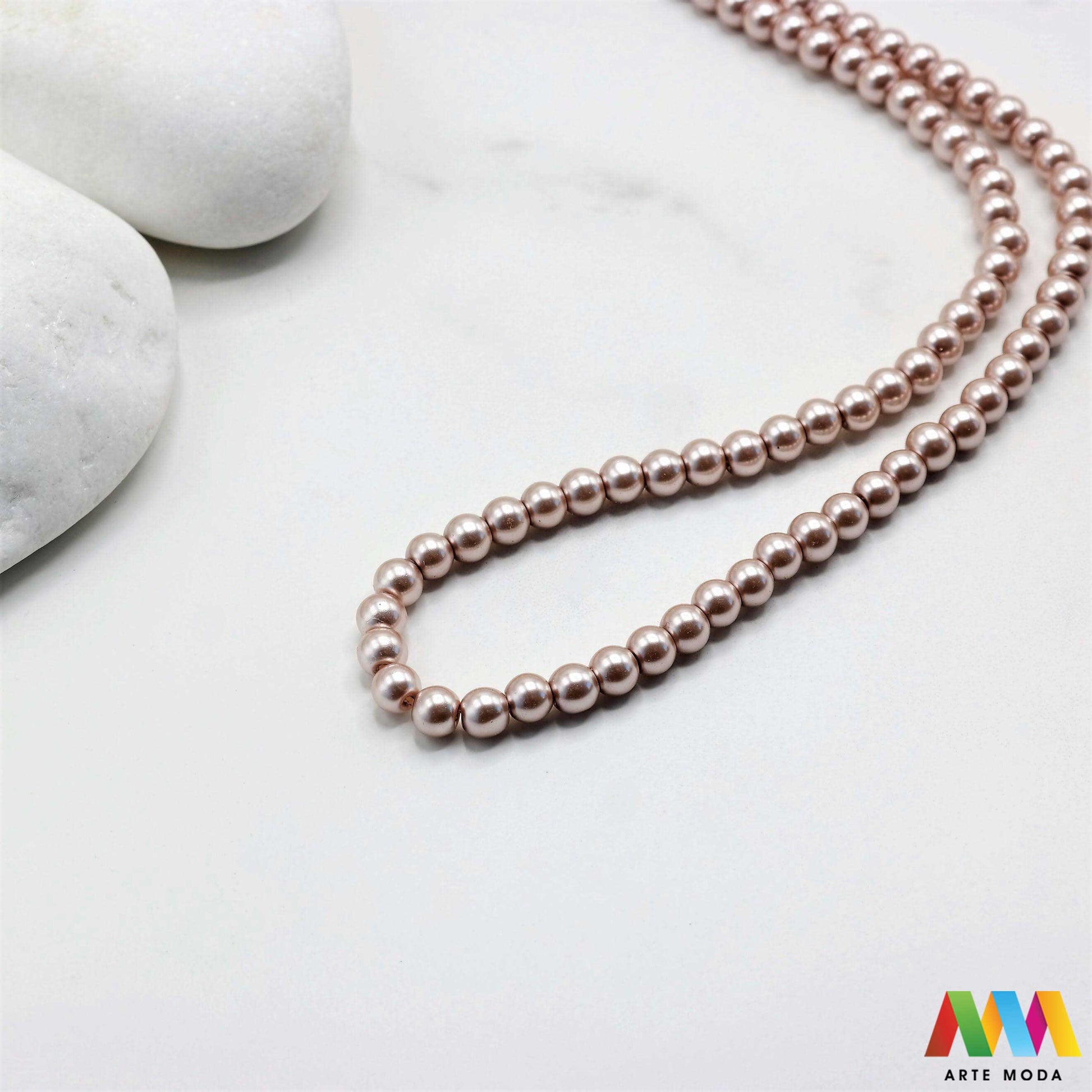 stakleni biseri niz staklo biser perle biserne zrna zrno perla staklene imitacija bisera sedefaste vjenčani nakit klasični DIY ogrlice bijeli u boji bisernim sjajem izrada nakita umjetni Za klasičnu eleganciju birajte staklene bisere imitacija bisera ima visok sedefasti sjaj i savršeno je glatka Idealni su za izradu vjenčanog nakita bezvremenskih ogrlica i narukvica raznim veličinama i bojama ovi biseri unose dašak luksuza u svaki uradi sam projekt Počnite nizati svoju eleganciju arte moda repromaterijal