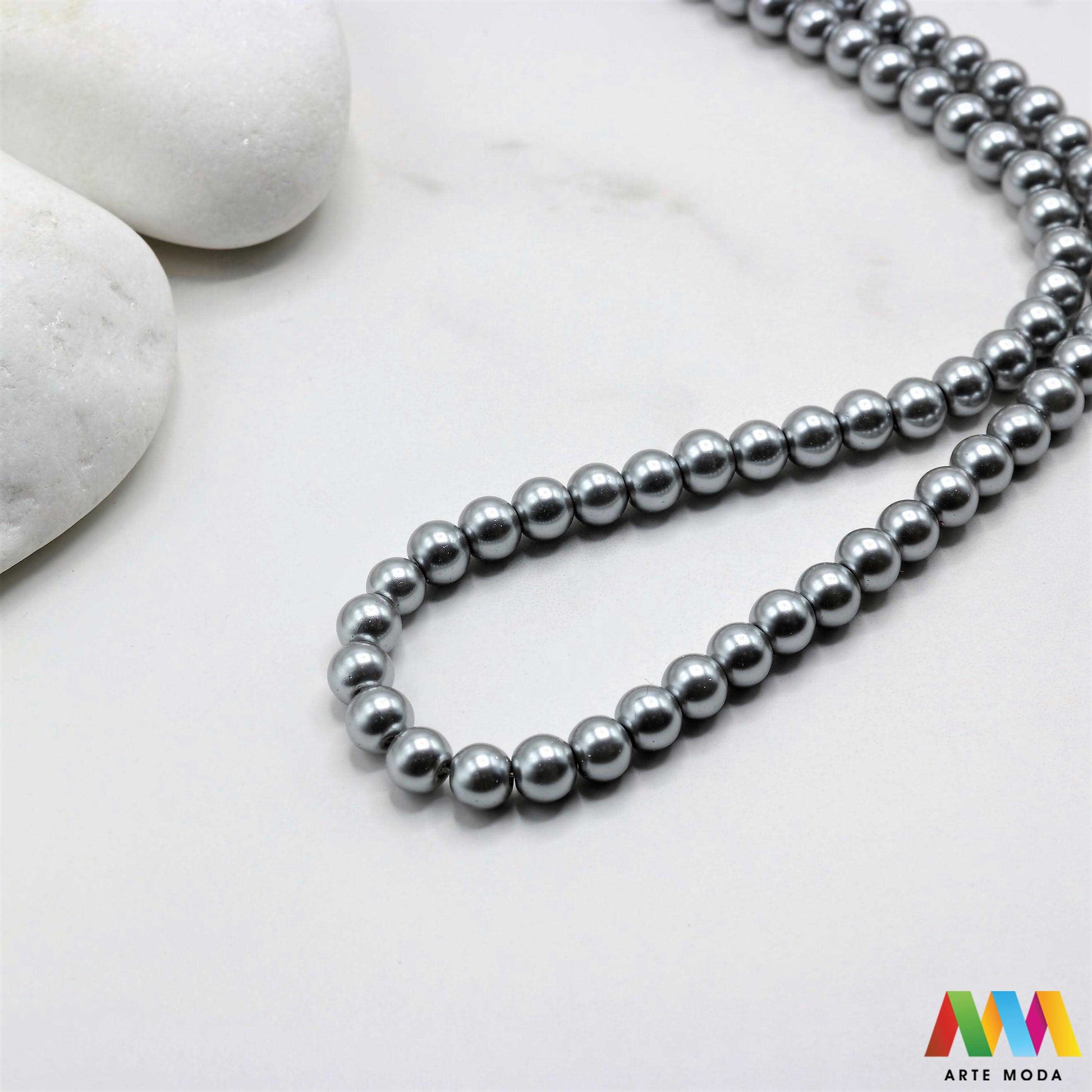 stakleni biseri niz staklo biser perle biserne zrna zrno perla staklene imitacija bisera sedefaste vjenčani nakit klasični DIY ogrlice bijeli u boji bisernim sjajem izrada nakita umjetni Za klasičnu eleganciju birajte staklene bisere imitacija bisera ima visok sedefasti sjaj i savršeno je glatka Idealni su za izradu vjenčanog nakita bezvremenskih ogrlica i narukvica raznim veličinama i bojama ovi biseri unose dašak luksuza u svaki uradi sam projekt Počnite nizati svoju eleganciju arte moda repromaterijal