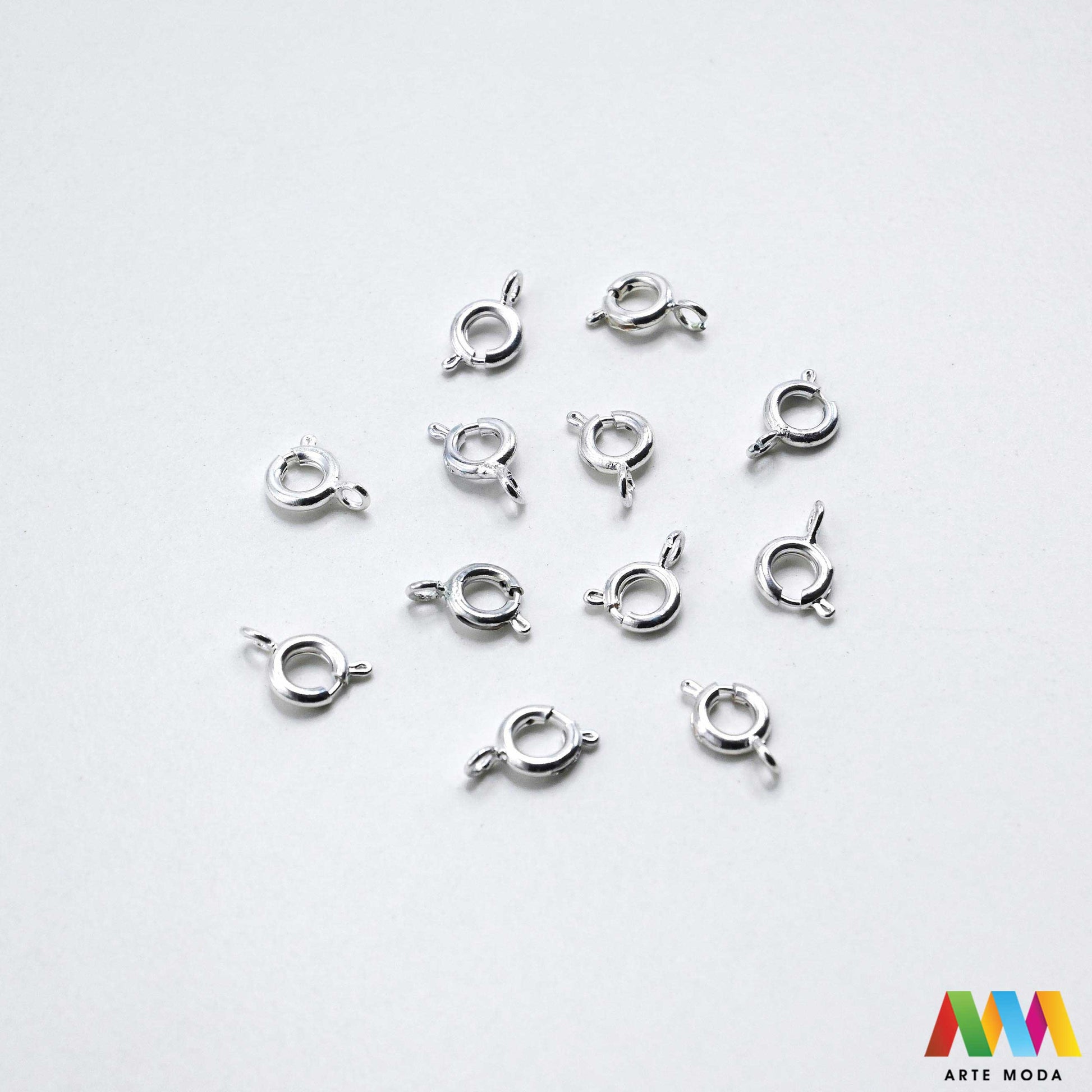 kopče metalne karabiner togl magnet kukice narukvice ogrlice zatvarači nakit DIY metalni pribor spajanje nakita srebrne zlatne karabin magnetne završne kopča narukvica ogrlica Osigurajte svoj nakit Metalne kopče su esencijalne za sigurno završavanje ogrlica i narukvica Birajte između karabin kopči pouzdanost magnetnih kopči lakoća i togl kopči stil Kvalitetni zatvarači u raznim bojama temelj svakog uradi sam nakit projekta arte moda repromaterijal