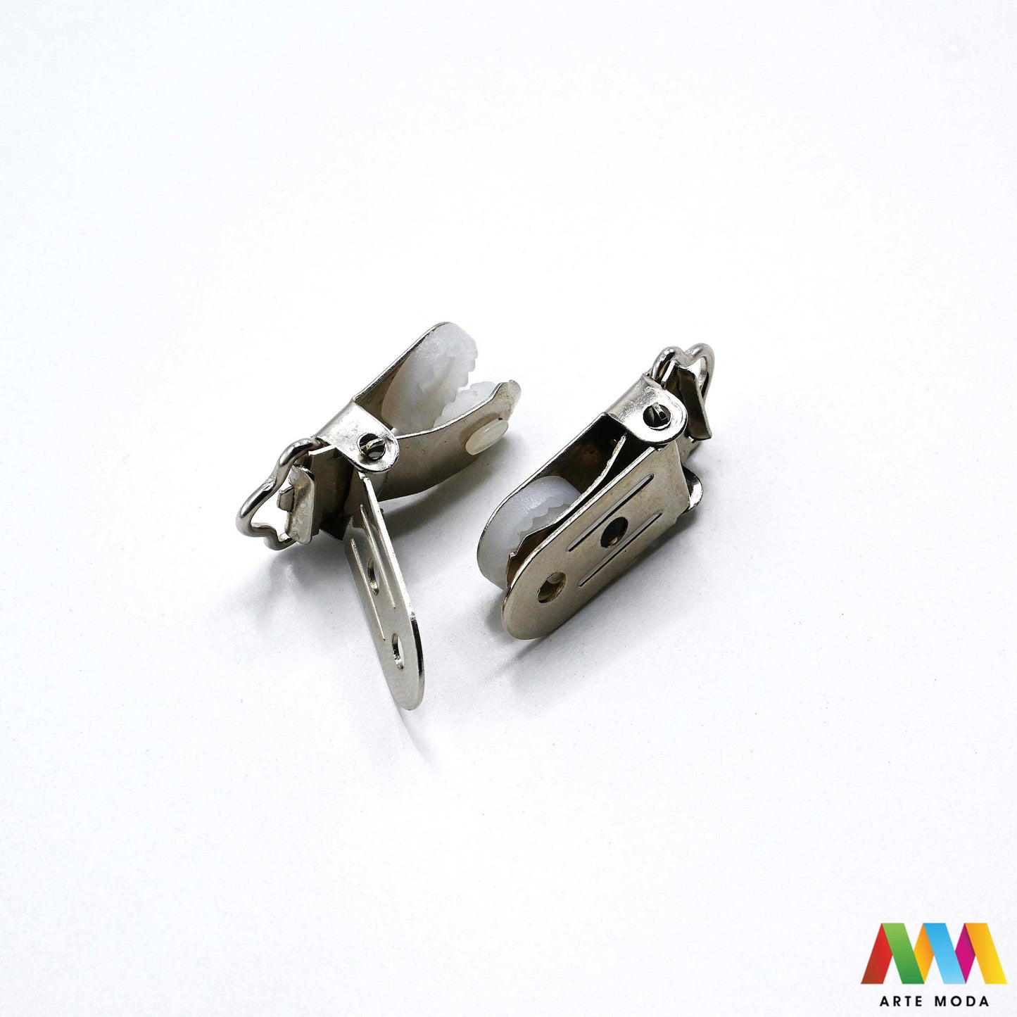 kopče metalne karabiner togl magnet kukice narukvice ogrlice zatvarači nakit DIY metalni pribor spajanje nakita srebrne zlatne karabin magnetne završne kopča narukvica ogrlica Osigurajte svoj nakit Metalne kopče su esencijalne za sigurno završavanje ogrlica i narukvica Birajte između karabin kopči pouzdanost magnetnih kopči lakoća i togl kopči stil Kvalitetni zatvarači u raznim bojama temelj svakog uradi sam nakit projekta arte moda repromaterijal